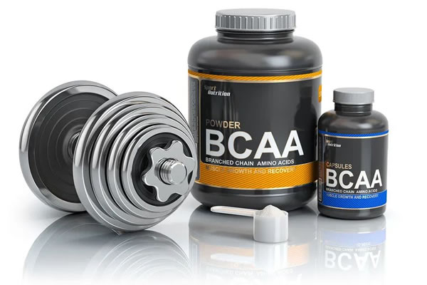 fitpic.ir از مکمل BCAA چقدر می دانید؟ <h3 class="h3-title">مکمل BCAA ؛</h3>
<p>اسیدهای آمینه شاخه دار (BCAA) از سه اسید امینه ضروری والین، لوسین و ایزولوسین تشکیل شده است. BCAA ها تقریبا یک سوم پروتئین‌های عضلانی را شامل می‌شوند. اسیدهای آمینه شاخه‌دار در غذاهای سرشار از پروتئین مثل شیر، تخم مرغ و گوشت یافت می‌شوند.</p>

<h3 class="h3-title">کارکرد مکمل BCAA در بدن</h3>
<p>بر خلاف سایر اسیدهای آمینه ، BCAA ها در عضلات اکسید می‌شوند و سپس‌ مورد استفاده قرار می‌گیرند. این اسیدهای آمینه شاخه‌دار از تجزیه پروتئین‌های عضلانی در حین انجام فعالیت‌های ورزشی پرفشار جلوگیری به عمل می‌آورند.</p>
<p>این مکمل را هم می‌توان قبل از تمرین استفاده کرد و هم بعد از تمرین. در ادامه به بررسی تاثیر زمان مصرف ، بر تاثیرات این مکمل خواهیم پرداخت. البته در نظر داشته باشید که می‌توان BCAA مورد نیاز بدن را با رژیم غذایی تامین کرد. البته این رژیم غذایی می‌بایست کاملا اصولی تنظیم شده و به دقت رعایت شود.</p>

<h3 class="h3-title">مطالعات علمی انجام شده بر روی BCAA</h3>
<p>یکی از برترین محققان در حوزه ورزش، دکتر شیمورا با کمک همکارانش طی انجام آزمایشاتی در سال ۲۰۱۰ نتایجی مهم رسید. آنها فهمیدند که مصرف مکمل BCAA قبل و بعد از تمرین ممکن است آسیب‌های عضلانی را کاهش دهد. همچنین مصرف این مکمل می‌تواند موجب افزایش سنتز پروتئین در عضله شود.</p>
<p>در سال ۲۰۰۷ نیز یکی دیگر از محققان برتر در حوزه تغذیه ورزش، دکتر گریر در نتایج تحقیقات خود به دستاوردهای بسیار جالبی در این زمینه دست یافت. او متوجه شد که BCAA می‌تواند به حفظ توده عضلانی در ورزشکارانی که ر رژیم غذایی سختی را برگزیده و رعایت می‌کنند، کمک کند. از سوی دیگر اگر پروتئین دریافتی کافی باشد بنظر میرسد تاثیر BCAA کاهش پیدا می‌کند. مصرف BCAA قبل و بعد از فعالیت ورزشی آسیب عضلانی را کاهش می‌دهد. البته باید در نظر داشت که همین مزایا را می‌توان با مصرف نوشیدنی‌های ورزشی نیز به دست آورد.</p>
<p>اما دکتر آریکس با مطالعاتی که در سال ۲۰۱۴ بر روی دونده‌های استقامتی انجام داد به نتیجه متفاوتی رسید. وی متوجه شد که مصرف این مکمل هفت روز قبل از مسابقه توسط ورزشکاران رشته ماراتن تاثیر مثبتی در کاهش آسیب عضلانی آنها ندارد. نتیجه به دست آمده با باورهای گذشته نسبت به این این موضوع برای این دسته از ورزشکاران متفاوت بود. می‌توان استنباط نمود که مصرف مکمل BCAA  برای ورزشکاران استقامتی ثمره‌ای در پی نخواهد داشت.</p>

<h3 class="h3-title">عوارض جانبی مصرف مکمل BCAA</h3>
<p>مکمل های BCAA نسبتا ایمن و بدون ضرر هستند. آنها به صورت طبیعی در غذاهای پروتئینی نیز یافت می‌شوند. اما مصرف بیش از حد این مکمل ممکن است میزان جذب سایر اسیدهای آمینه را کاهش دهد. در این صورت مشاوره با متخصصین و انجام آزمایشات لازم و ضروری می‌باشد.</p>


<h3 class="h3-title">بهترین زمان مصرف BCAA</h3>
<p>در سال ۲۰۱۸ توسط یک تیم تحقیقی یک مطالعه بر روی پانزده جوان ۲۱ ساله انجام گرفت. هدف مطالعه تاثیر مکمل BCAA بر آسیب‌های ورزشی و دردهای شروع شونده با تاخیر، بود. شرکت کنندگان به سه گروه تقسیم شدند. گروه اول دارونما مصرف کردند(گروه شاهد). گروه دوم بعد از تمرین مکمل BCAA و قبل از تمرین دارونما مصرف کردند (گروه POST) . گروه سوم نیز قبل از تمرین BCAA و بعد از تمرین دارونما مصرف کردند(گروه PRE). شرکت کنندگان سی تمرین با بازوی غیرغالب خود انجام دادند. در این تحقیقات تاثیر دامنه حرکتی ، اندازه دور بازو ، خستگی شروع شونده با تاخیر و چندین فاکتور دیگر بررسی شد. این فاکتورها هم بلافاصله بعد از تمرین و هم طی چهار روزِ بعد از تمرین بررسی شد. در گروه PRE بلافاصله بعد از تمرین غلظت BCAA و ۳HMB افزایش و بعد از چند روز بهبود یافت. در قیاس با گروه شاهد سایز بازو ، دردهای با تاخیر شروع شونده و دامنه حرکت آرنج به طرز چشمگیری بهبود یافت. اما این میزان برای گروه POST نسبت به گروه شاهد زیاد نبود. همچنین فعالیت ، کراتین کیناز سرم ، لاکتات دهیدروژناز و آلدولاز نیز به میزان زیادی سرکوب شد. نتایج نشان داد که بهتر است BCAA را قبل از تمرین مصرف کرد.</p>

<h3 class="h3-title">نتیجه گیری</h3>
<p>مطالعات نشان داده که مصرف BCAA برای عموم ورزشکاران توجیه علمی ندارد؛ یک رژیم غذایی متعادل با پروتئین کافی می تواند میزان  BCAA مورد نیاز بدن را تامین کند و اگر شما از مقدار کافی کربوهیدرات، چربی و پروتئین بهره ببرید به هیچ عنوان بافت عضله شما از دست نخواهد رفت. در نظر داشته باشید برای کسانی که در رژیم غذایی خود از منابع طبیعی اسید آمینه‌ای (مانند لبنیات) کمتر استفاده می کنند می‌توانند با مصرف مکمل BCAA از تجزیه پروتئین‌های عضلانی بکاهند و شاهد افزایش سنتز پروتئینی باشند. البته که بهتر است نیازهای پروتئینی خود را با مصرف وعده‌های مناسب بدست بیاورید و به استفاده از مکمل‌های اسید آمینه‌ای کمتر متکی باشید.</p> فیت پیک