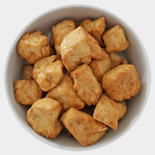 fitpic.ir  Air Fried Tofu <p>۱. یک قالب توفو را با دست به اندازه ی لقمه های کوچک تقسیم کنید. توفو ها را داخل سرخ کن بدون روغن (یا فر و ماکروفر) قرار دهید سپس سس سویا و ادویه های دلخواهتان را اضافه کنید.</p>
<p>۲. سرخ کن بدون روغن را به مدت ۲۰ دقیقه روشن کنید.</p><p><img src="/media/django-summernote/2024-02-14/db36089e-04c5-4a09-976c-3e11c42f8a02.jpg" style="width: 25%;"><img src="/media/django-summernote/2024-02-14/a3d02dff-641f-46e9-9a5c-63603ac555f5.jpg" style="width: 25%;"><br></p> <p>توفو (پنیر سویا) سفت: ۴۰۰ گرم</p>
<p>سس سویا: ۲ قاشق غذاخوری</p>
<p>فلفل قرمز به دلخواه</p> فیت پیک
