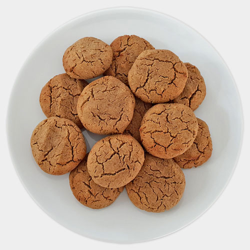 fitpic.ir Almond Cookies کوکی بادام <p><br></p><p>۱. تمام مواد ذکر شده را در یک کاسه بزرگ مخلوط کنید.</p>
<p>۲. تا زمانی که مواد یکدست و خمیری شوند ترکیب کنید.</p>
<p>۳. شعله پایین فر را روی دمای ۴۰۰ درجه فارنهایت (۲۰۰ درجه سانتی گراد) تنظیم کنید. خمیر را به ۱۶ قسمت تقسیم کرده و هر کدام را به شکل توپ در آورده سپس نصف گردو را درون آن ها قرار دهید. بیسکوئیت های حاصله را به همراه کاغذ روغنی بر روی سینی فر قرار دهید.</p>
<p>۴. اجازه دهید به مدت ۱۵ دقیقه در فر بپزند سپس از فر خارج کرده و بگذارید ۱۰ دقیقه خنک شود.</p><p><img src="/media/django-summernote/2024-02-14/aa8d72cb-a2a1-4436-9e14-d18da31eb1e2.jpg" style="width: 25%;"><img src="/media/django-summernote/2024-02-14/1592f5ce-aeb8-41cc-bc57-9783a8f501e4.jpg" style="width: 25%;"><img src="/media/django-summernote/2024-02-14/803fdfda-52e7-4067-b789-e087e81492c7.jpg" style="width: 25%;"><img src="https://fitpic.ir/media/django-summernote/2024-02-14/572b5ab9-a77d-4096-97c6-bbd51880cb06.jpg" style="font-size: 1rem; width: 25%;"><br></p> <p>سس سیب: ۳۰ میلی لیتر</p>
<p>آرد: ۲ فنجان (۲۰۰ گرم)</p>
<p>پودر بادام درختی: نصف فنجان (۱۰۰ گرم)</p>
<p>شکر نارگیل: ۶۰ گرم</p>
<p>بیکینگ پودر: ۱ قاشق چای خوری</p>
<p>جوش شیرین: نصف قاشق چای خوری</p> فیت پیک
