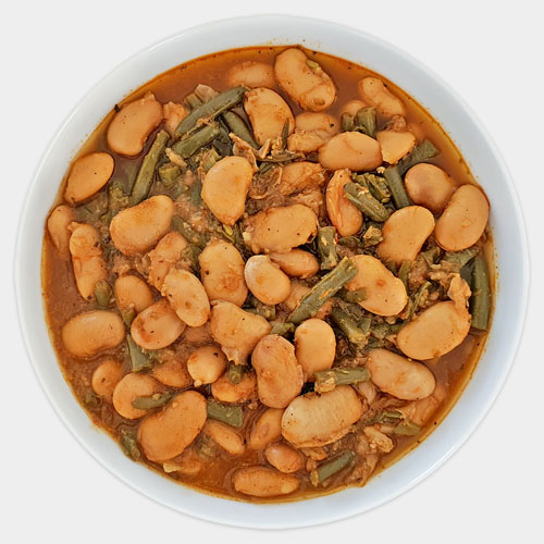 fitpic.ir Bean Stew خوراک لوبیا <p>۱. لوبیا ها را در طی شب در آب قرار دهید، سپس آب کشی کنید. میتوانید به جای آن از ۲ کنسرو لوبیا پخته استفاده کنید. تمام مواد ذکر شده را به یک قابلمه ی بزرگ منتقل کنید.</p>
<p>۲. اجازه دهید تا مواد در قابلمه به جوش برسد و سپس حرارت را کم کرده و درب آن را بگذارید. به مدت ۴۰ دقیقه تا زمانی که لوبیا ها کاملا مغز پخت شوند، آن هارا بپزید. در صورتی که از رزماری استفاده کرده اید باید آن هارا خارج کرده سپس آن را سرو نمایید.</p><p><img src="/media/django-summernote/2024-02-13/3beac59c-a938-4c5e-9201-ddfdd354241e.jpg" style="width: 25%;"><img src="/media/django-summernote/2024-02-13/ed85f337-cea2-48cc-8237-5fba7424ba2e.jpg" style="width: 25%;"><br></p> <p>لوبیا سفید: ۲ فنجان (۴۸۰ گرم)</p>
<p>لوبیا سبز منجمد: ۳۰۰ گرم</p>
<p>گل کلم منجمد (دلبخواه): ۱۰۰ گرم</p>
<p>سس گوجه: ۱ فنجان (۲۰۰ میلی لیتر)</p>
<p>آب: ۲ فنجان (۴۰۰ میلی لیتر)</p>
<p>شیره چغندر قند: ۱ قاشق غذاخوری</p>
<p>نمک: ۲ قاشق غذاخوری</p><p>
برای طعم بهتر میتوانید از ۲ شاخه رزماری تازه، ۱ قاشق چایخوری فلفل سیاه، ۱ قاشق چایخوری زیره سبز، ۱ قاشق چایخوری فلفل قرمز هندی، ۱ قاشق چایخوری شوید خشک شده و ۱ قاشق چایخوری پودر سیر استفاده کنید.	</p> فیت پیک