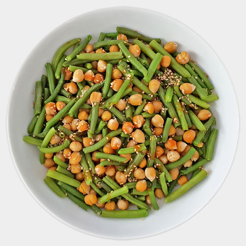 fitpic.ir Chickpeas Green Beans سالاد نخود و لوبیا سبز <p>۱. فر را تا دمای ۴۰۰ درجه فارنهایت (۲۰۰ درجه سلسیوس) گرم کنید. آب نخود ها را گرفته و به همراه لوبیا سبزهای منجمد بر روی کاغذ روغنی در سینی فر قرار دهید. بر روی مواد میتوانید کنجد بریزید.</p>
<p>۲. در فر به مدت ۱۵ دقیقه حرارت دهید.</p>
<p>۳. مواد آماده شده را به بشقاب منتقل کنید.</p>
<p>۴. میتوانید با سس تند و کنجد غذا را تزیین نمایید.</p><p><img src="/media/django-summernote/2024-02-12/76e4af15-2772-4720-94ff-aa486704cdf7.jpg" style="width: 25%;"><img src="/media/django-summernote/2024-02-12/6e76c6f7-c267-42d5-969c-4f5093e10d37.jpg" style="width: 25%;"><img src="/media/django-summernote/2024-02-12/dfdfab0a-5bfa-4a23-841d-5dab9915878a.jpg" style="width: 25%;"><img src="/media/django-summernote/2024-02-12/406ca385-ea05-4191-beda-1ed8987a3c8c.jpg" style="width: 25%;"><br></p> <p>نخود پخته شده: ۱ قوطی کنسرو (۲۴۰ گرم)</p><p>
</p><p>لوبیا سبز منجمد: ۳۰۰ گرم</p><p>
</p><p>برای طعم بیشتر میتوانید سس تند و کنجد اضافه کنید.</p><p></p> فیت پیک