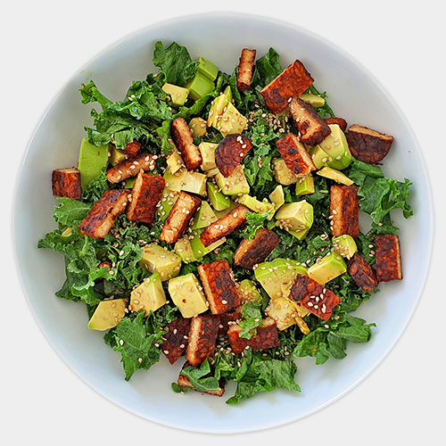 fitpic.ir  Kale Avocado Tempeh Salad <p>۱. فر را بر روی دمای ۴۰۰ درجه فارنهایت (۲۰۰ درجه سانتی گراد) تنظیم کنید. تمپه ها را به صورت نواری و نازک برش داده و به صورت یک لایه همراه با کاغذ روغنی بر روی سینی فر قرار دهید. آن هارا به مدت ۲۰ دقیقه تا زمانی که به رنگ قهوه ای طلایی و کمی ترد درآید، در فر قرار دهید. همچنین میتوانید این تمپه ها را قبل از پخت با مخلوط سس گوجه، شیره چغندر قند و پاپریکا دودی مزه دار کنید.</p>
<p>۲. کلم برگ ها را شسته و خشک کنید. به یک بشقاب منتقل کنید. سپس آووکادو را پوست بکنید و هسته ی آن را جدا و خرد کرده و به بشقاب منتقل نمایید.</p>
<p>۳. تمپه ها را پس از خروج از فر خرد کرده و به بشقاب خود منتقل کنید.</p>
<p>۴. در نهایت بر روی سالاد خود سرکه بالزامیک و کنجد ریخته و میل نمایید.</p><p><img src="/media/django-summernote/2024-02-12/8edf17c3-a52f-43a3-908e-d8f2a5b9e5e9.jpg" style="width: 25%;"><img src="/media/django-summernote/2024-02-12/aba573d1-b33f-4611-9679-dc896f7e2e9e.jpg" style="width: 25%;"><img src="/media/django-summernote/2024-02-12/0cf5a2bd-717c-48b9-a133-911a65bef77f.jpg" style="width: 25%;"><img src="/media/django-summernote/2024-02-12/c20e5025-ff86-456f-974d-4c8b16163fd3.jpg" style="width: 25%;"><br></p> <p>تمپه: ۳۰۰ گرم</p>
<p>کلم برگ تازه: ۲ فنجان (۱۰۰ گرم)</p>
<p>آووکادو: ۱ عدد</p>
<p>سرکه بالزامیک: ۲ قاشق غذا خوری</p>
<p>برا تزیین غذا از کنجد استفاده کنید.</p> فیت پیک