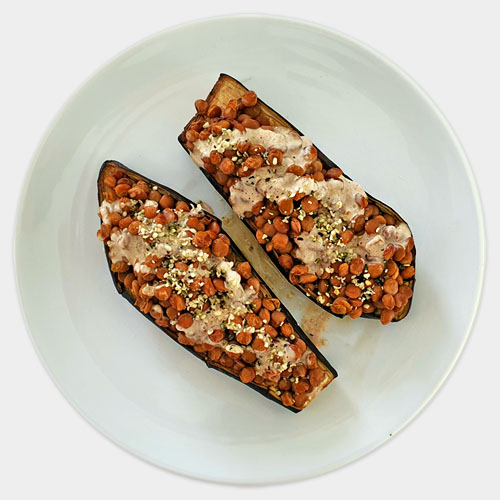 fitpic.ir Lentils Stuffed Eggplant بادمجان پر شده با عدس <p>۱. فر را روی دمای ۴۰۰ درجه فارنهایت (۲۰۰ درجه سانتی گراد) تنظیم کنید. بادمجان ها را از وسط نصف کنید و با چاقو مانند تصویر بر روی آن خط هایی ایجاد کنید. سپس بادمجان ها را همراه با یک کاغذ روغنی بر روی سینی فر قرار دهید.</p>
<p>۲. به مدت ۲۵ دقیقه در فر قرار دهید تا به خوبی پخته شوند.</p>
<p>۳. عدس ها را آبکشی کرده و با ادویه های مختلف مزه دار کنید. بر روی بادمجان ها عدس ریخته و به مدت ۵ دقیقه به فر برگردانید.</p>
<p>۴. پس از پخت، به یک بشقاب منتقل کنید. ارده و سرکه را با هم مخلوط کرده و به نسبت ۱ به ۳ با آب ترکیب کنید و همراه با مقداری شاهدانه بر روی غذا بریزید.</p><p><img src="/media/django-summernote/2024-02-12/752b89f9-5bb5-4978-9e26-679237fafe7e.jpg" style="width: 25%;"><img src="/media/django-summernote/2024-02-12/8e123542-b8c5-4048-91d0-b82081e245bb.jpg" style="width: 25%;"><img src="/media/django-summernote/2024-02-12/33d7eadd-8c67-4662-aa4d-fd60ec7aaf4f.jpg" style="width: 25%;"><br></p> <p>بادمجان: ۲ عدد</p>
<p>عدس پخته: ۱ قوطی کنسرو (۲۴۰ گرم)</p>
<p>برای تزیین و مزه دار کردن می توانید از ۱ قاشق غذاخوری ارده، ۱ قاشق چایخوری سرکه و مقداری شاهدانه استفاده کنید.</p> فیت پیک