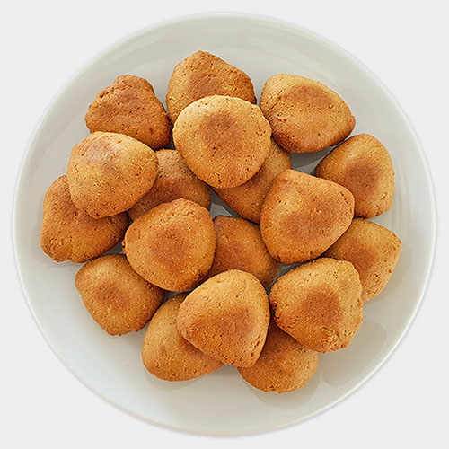 fitpic.ir Tofu Nuggets ناگت توفو <p>۱. تمام مواد را در غذاساز میریزیم.</p>
<p>۲. آنقدر مخلوط میکنیم تا خمیری شکل شود.</p>
<p>۳. فر را از قبل با دمای ۲۰۰ درجه سانتیگراد (۴۰۰ درجه فارنهایت) گرم کنید. خمیر رابه شکل ناگت درآورید وآنها را روی سینی فر که از قبل با کاغذ پخت پوشانده اید قرار دهید.</p>
<p>۴. به مدت ۱۵ دقیقه در فر اجازه پخت بدهید اگر نیاز بود ۵ دقیقه بیشتر پخته و قبل از سرو بگذارید تا خنک شود.</p><p><img src="/media/django-summernote/2024-02-14/6cf55a52-e2b5-4730-ab3d-d67d2501930d.jpg" style="width: 25%;"><img src="/media/django-summernote/2024-02-14/2cb1c435-771c-4b0d-93fd-7ead0dccd27b.jpg" style="width: 25%;"><img src="https://fitpic.ir/media/django-summernote/2024-02-14/288524f7-c8b8-48f6-9822-e4e2eeb7e66b.jpg" style="font-size: 1rem; width: 25%;"><img src="/media/django-summernote/2024-02-14/0031f71b-a5c1-45d8-a8ab-5a0134a74fc5.jpg" style="font-size: 1rem; width: 25%;"></p> <p>۴۰۰ گرم توفوی سفت </p>
<p>۲ پیمانه (۴۰۰گرم) پروتئین نخود</p>
<p>۲ قاشق غذاخوری گلوتن گندم </p>
<p>۳ قاشق غذا خوری (۱۵ گرم) مخمر</p>
<p>۱ قاشق چای خوری سرکه</p>
<p>نصف قاشق چای خوری فلفل هندی</p>
<p>نصف قاشق چای خوری نمک</p> فیت پیک